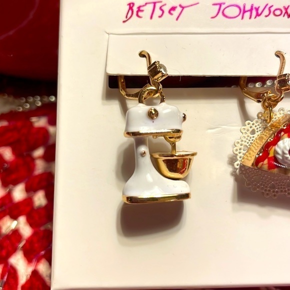 Brand New Betsey Johnson Mismatched Pie Slice & Mixer Baker Drop Earrings - Picture 4 of 12